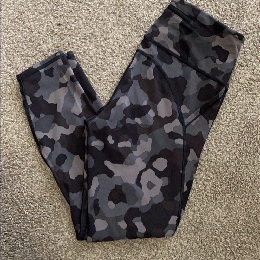 Athleta lightning camo tight 7/8